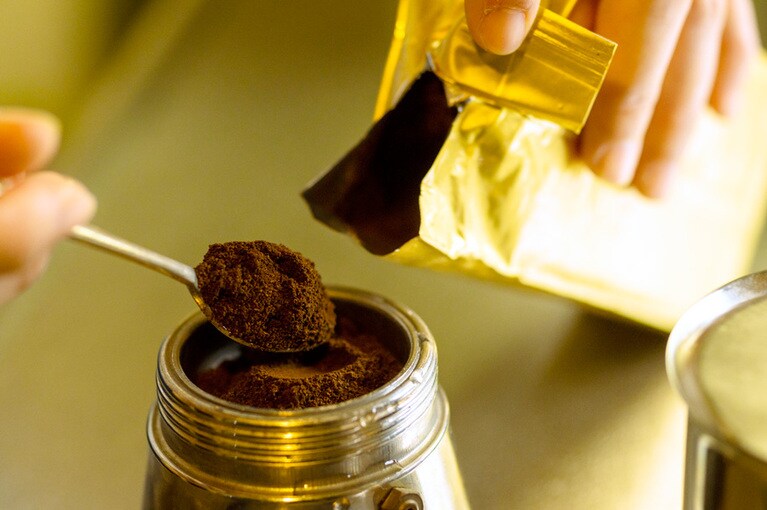 エスプレッソの粉を入れます。