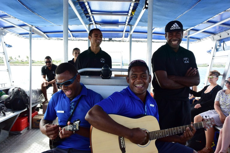 出かけるときは、楽器も忘れずに!?　いろんなシーンで陽気な歌が聞こえてきます。