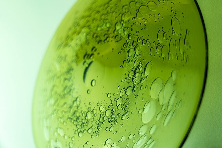 川のせせらぎや水面のきらめきを思わせる仙台ガラス。