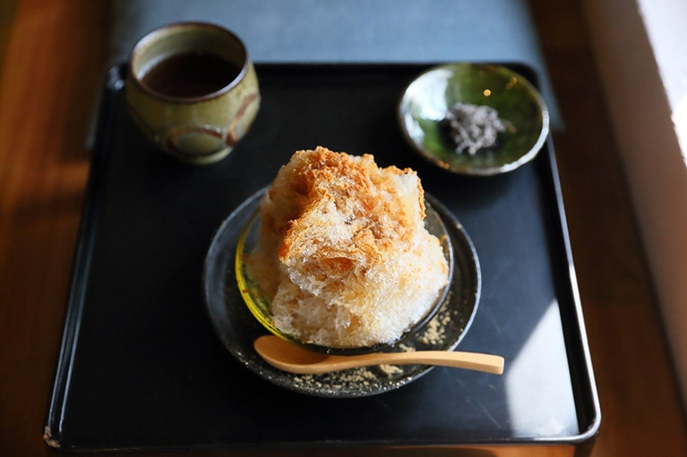 【羊羊(ようよう)】こんもりした氷の山をそうっとすくって。黒蜜きなこぜんざい 750円。