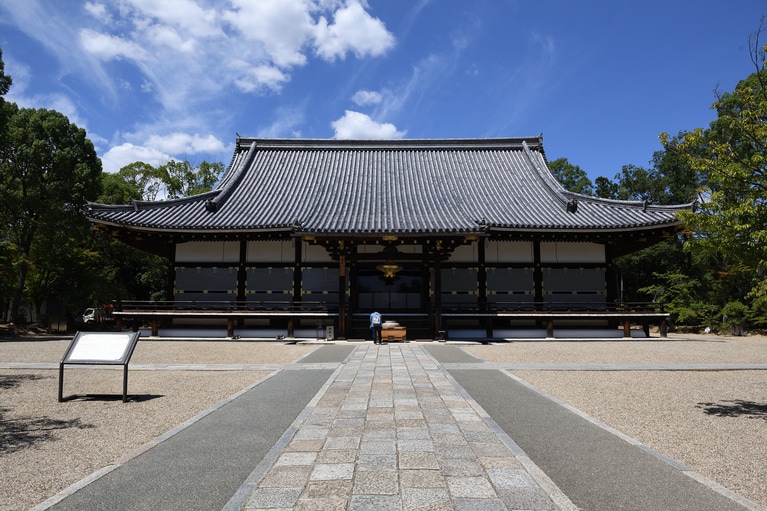 世界遺産・仁和寺の金堂。Ⓒ文藝春秋