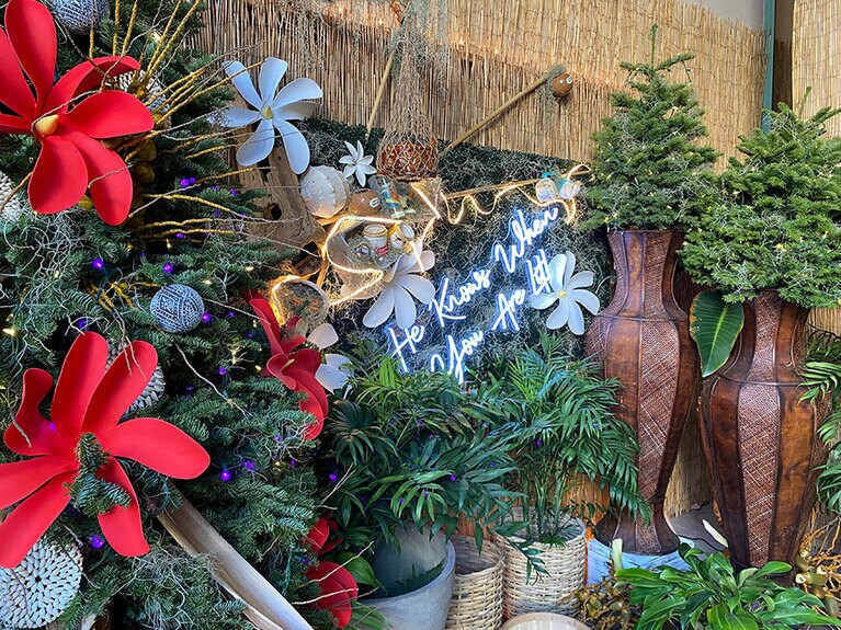 ティキバーとホリデーデコレーションのミックスが南国のクリスマスを飾ります。