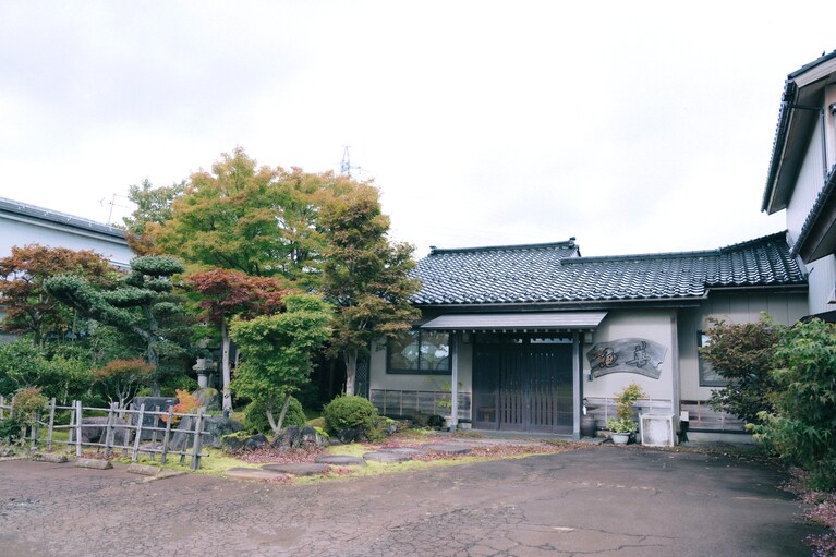 かつて料亭だった店構えを生かし、旧屋号「魚善」の看板もそのままに。「店名はもとの料亭の名前を受け継いだものです」