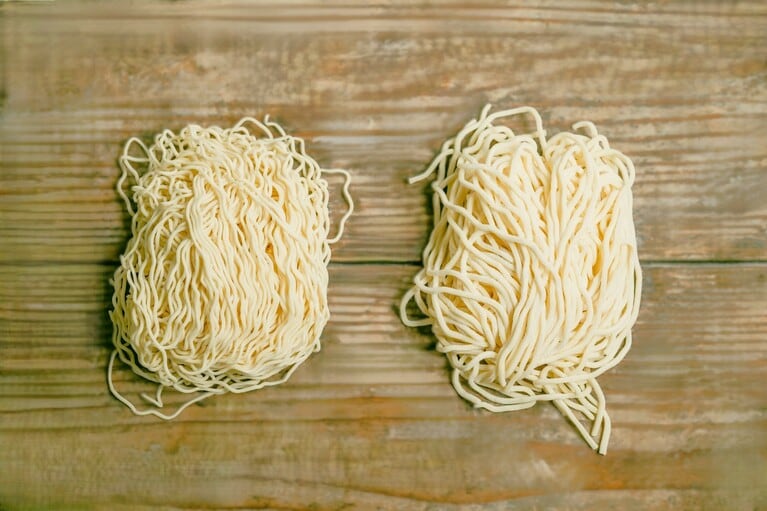 細麺ちぢれ（左）と中太麺（右）各160円。