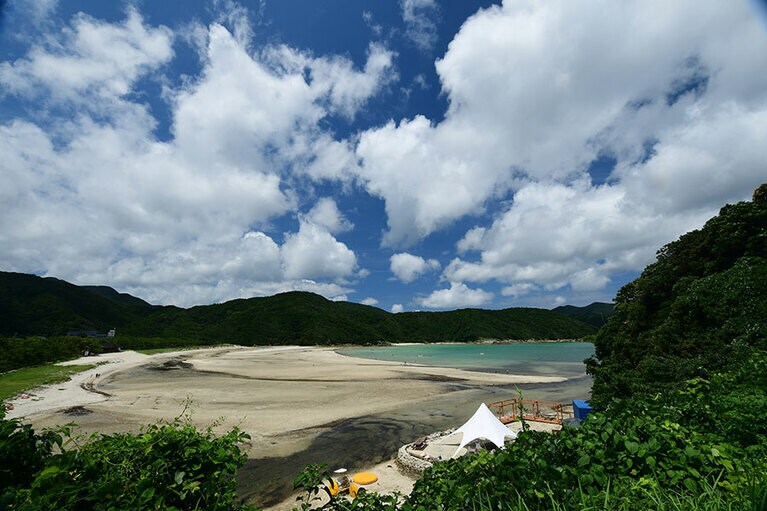 右下にあるのが、蛤浜海水浴場のビーチハウス、「はまぐりデッキ」。カフェやバーベキュー施設、マリンスポーツレンタルなどを行っています。@福井康弘