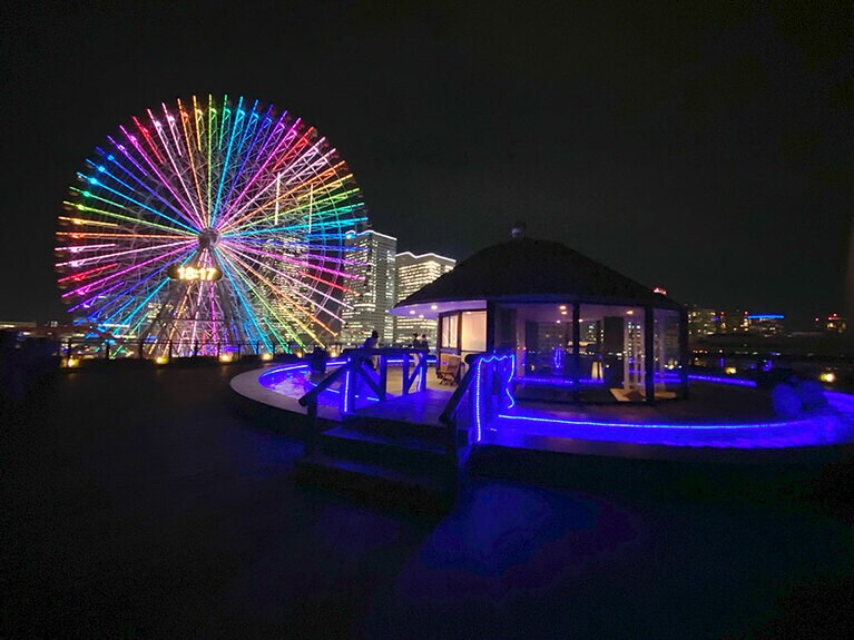 360度パノラマで外周約50mにもおよぶ屋上の展望足湯庭園からは、みなとみらい21地区の景観が。