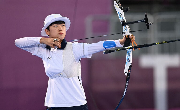 東京五輪で大活躍した、アーチェリーのアン・サン選手。いわば男尊女卑・女性嫌悪の中傷を受ける彼女への支持を示すため、韓国のSNSにはショートヘアの女性たちの写真が数千枚投稿された。AFP＝時事