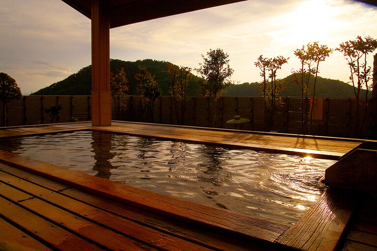 栄屋ホテル［山形／天童温泉］展望露天風呂。