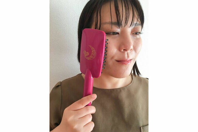 ブラシを離す時に頬を引き上げるイメージで、少し上に持っていくのがコツ。