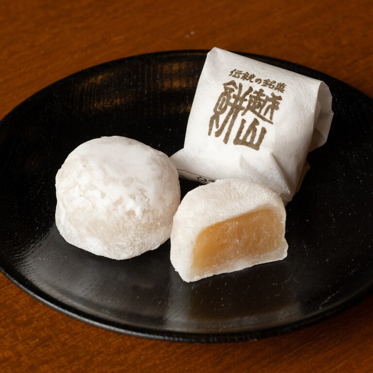 しっとりとした自家製餡が上品な味わいの越山餅。