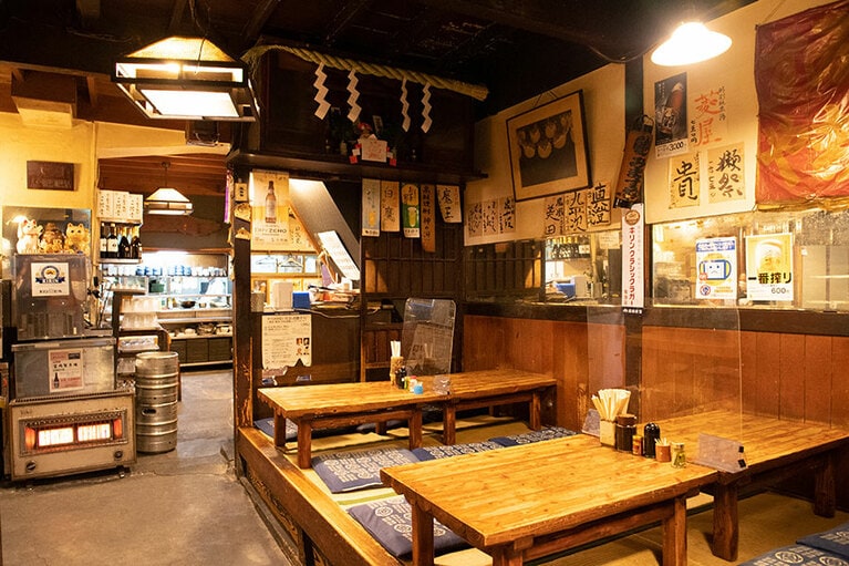 店内は座敷、テーブル併せて130席ほど。