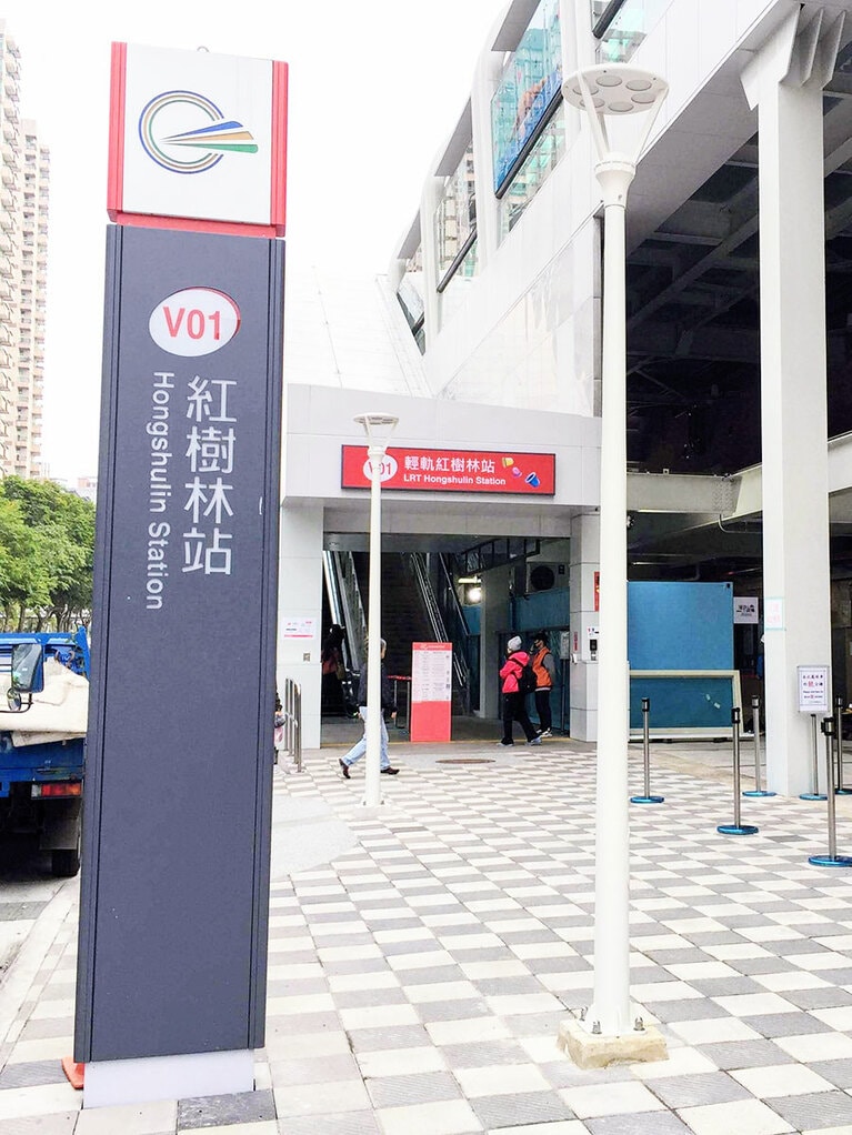 淡海ライトレール紅樹林駅入り口正面。エスカレーターは上りのみ。