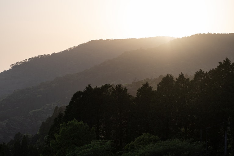 霧島連峰に沈む夕日を眺めながら、湯上がりの晩酌なんて最高の贅沢！