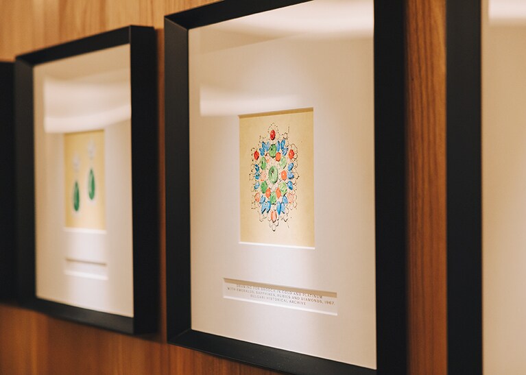 ブルガリのジュエリーのデザイン画がそこかしこに。