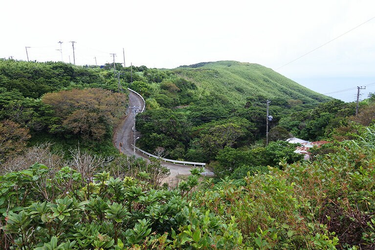 ヘリポートへ向かう途上。周囲約9キロの島に、人口は170人。東京都ながら、日本でいちばん人口が少ない村です。