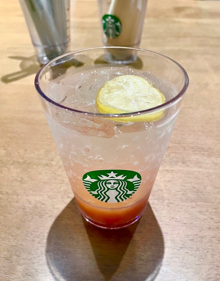 そのまま食べられるジューシーなセミドライレモンスライスのトッピングがアクセント。