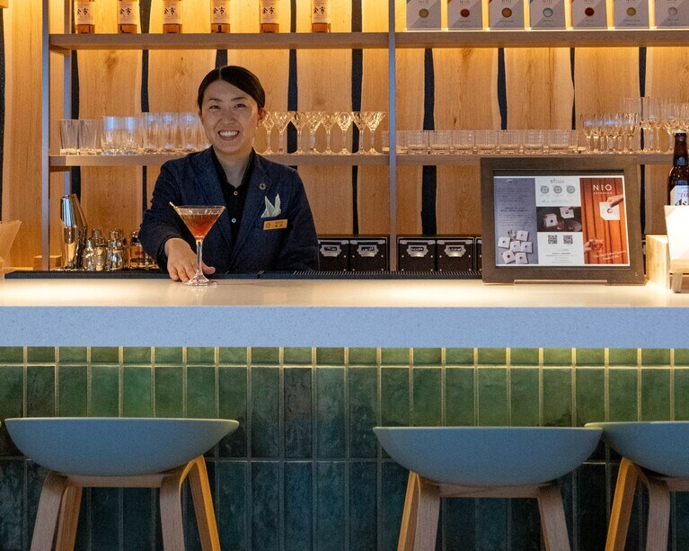 「ラウンジ」ではカクテルなども提供。1,400円。