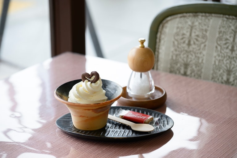 併設されたカフェでは、雲火焼の器でコーヒーや紅茶、ソフトクリームなど提供している。