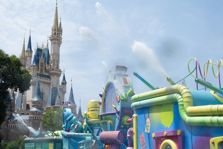 フロートから繰り返し放たれる大量の水しぶきに、ゲストも思わずびっくり！