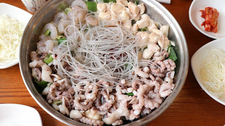 タコの足がたっぷり入ったナッコプセ（タコ、エビ、大腸）14,000ウォン。このあとスープが注がれる。