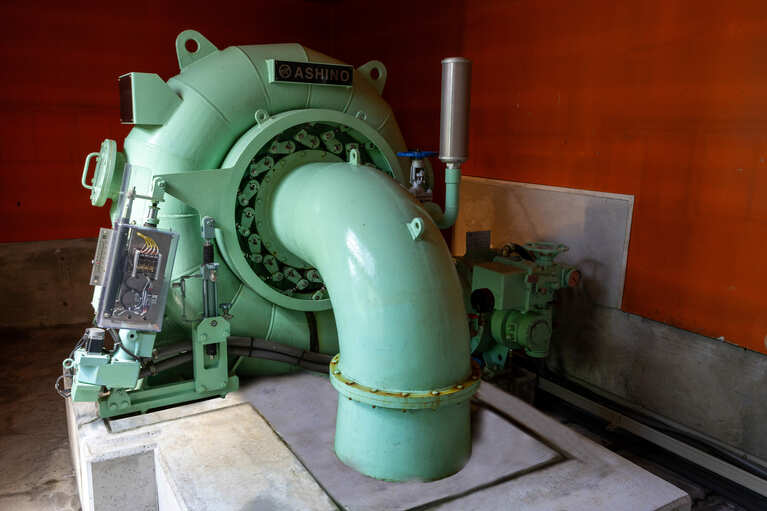 水力発電用の水車発電機（タービン発電機）。