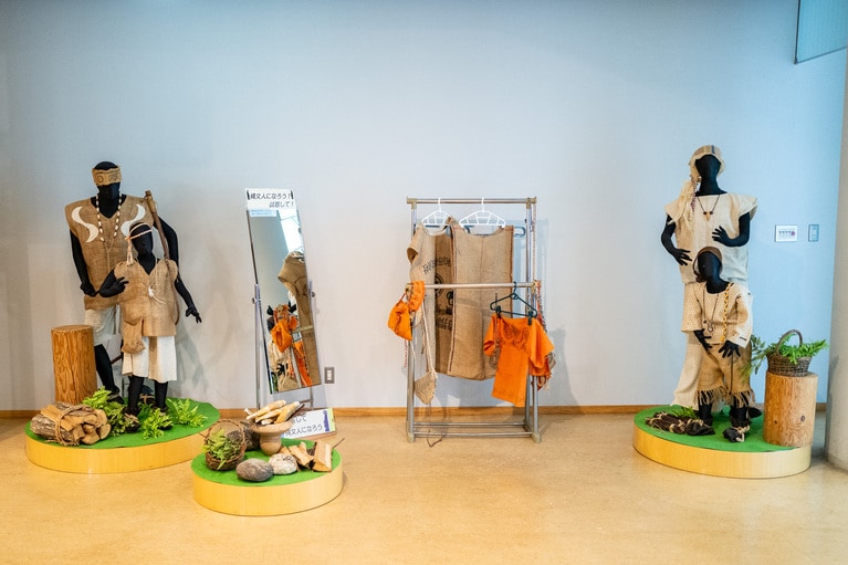 縄文服（麻）の試着コーナー。アバンギャルドで現代に意外と馴染む？ ぜひお試しを。