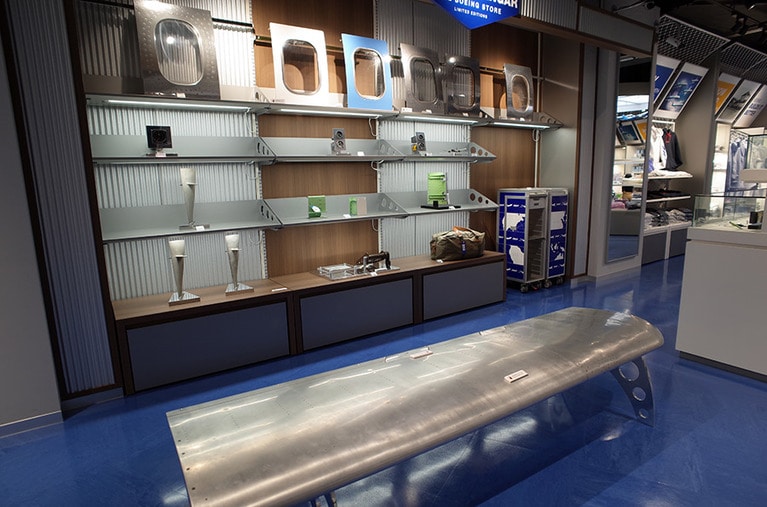 本物の飛行機のパーツ。窓枠や計器類、翼の一部を使ったベンチ、エンジンの一部を使ったテーブルなど、見ているだけでも楽しい。
