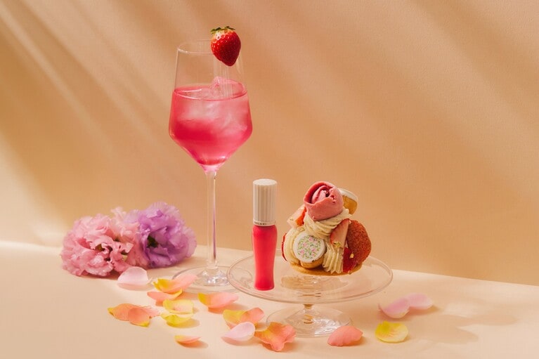 「PAUL & JOE」2025年の春の新製品「グロッシー ルージュ」より、イノセントなミルキーピンクの「03 フラワー カーペット」に着想を得たウェルカムデセール「サントノレフレーズ」とウェルカムドリンクのモクテル「薄紅（うすべに）」のイメージ。