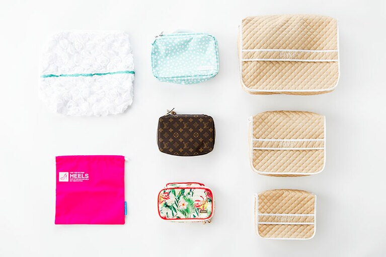 左上から時計回りに、チットチャットハワイのオーダーメイドポーチ、FLIGHT001 SPACEPAKの洗面用品ケース、フォクシーのトラベルポーチ、ステファニー・ジョンソンのコスメポーチ、FLIGHT001 SPACEPAKのシューズバッグ、ルイ・ヴィトンのジュエリーケース。