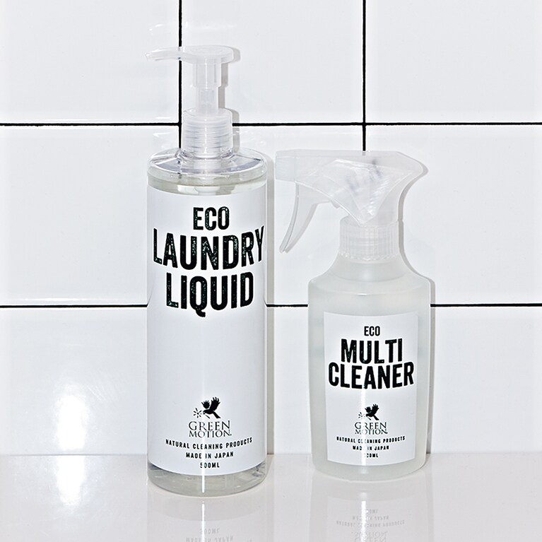 左から：GREEN MOTIONの「エコランドリーリキッド」 500ml 2,600円、「エコマルチクリーナー」 200ml 900円／YORK.