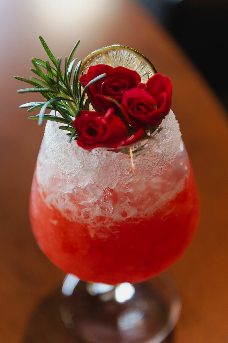 バラが飾られ、ビジュアルで気分が高まるカクテル。フレッシュジュースのような爽やかなおいしさ。