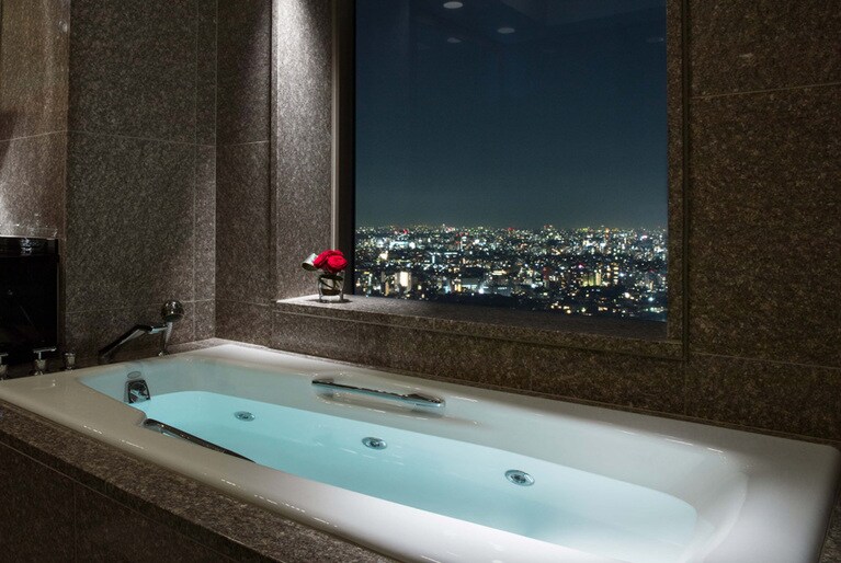 ゆったりとお風呂でくつろぎながら夜景を満喫。