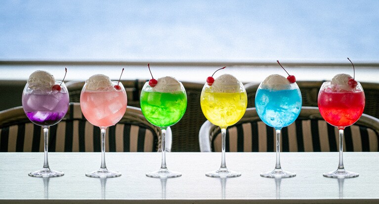 推し活に人気のカラフルなクリームソーダ。全6色各880円。