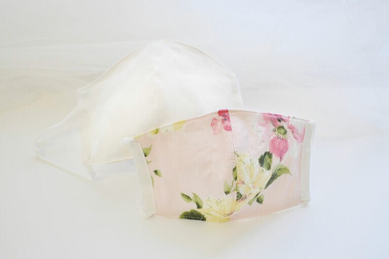 銀×ピンク花〈タテ12.5cm×ヨコ10cm(半面)〉2,000円／JEWLINGE