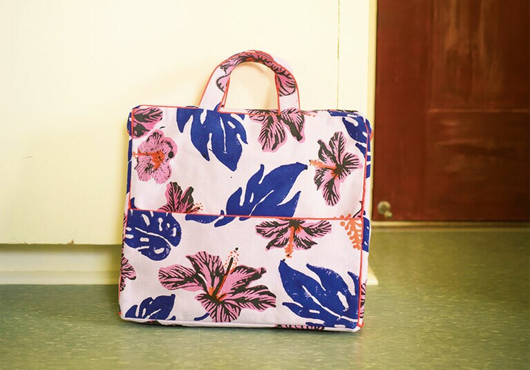 Aloha Superette ボタニカル柄の手提げバッグ 75ドル。