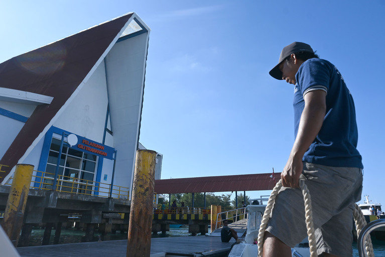 パタンバイでフェリーが一時間半遅延し、島々を経由して約2時間、ようやくギリ・アイルに到着。疲労困憊。
