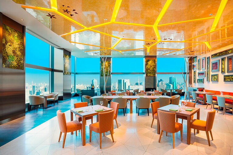 「Glossy Strawberry Afternoon Tea」は、35階の「Sky Gallery Lounge Levita」と36階「All-Day Dining OASIS GARDEN」(写真)の2店舗レストランで提供される。