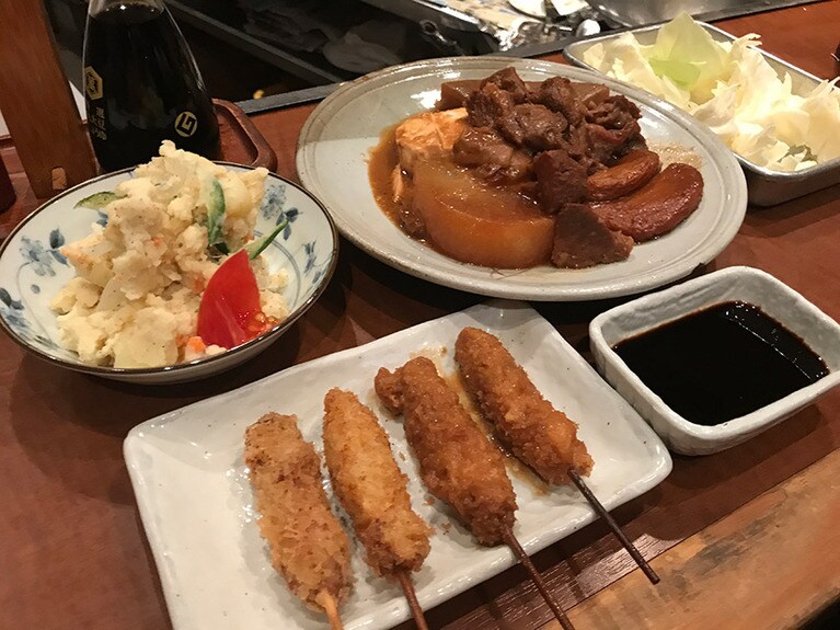 おでんの盛り合わせは5種類でたったの500円！　串かつは半分を味噌にしてもらった。店によって味が違うポテトサラダはここでもう一回。