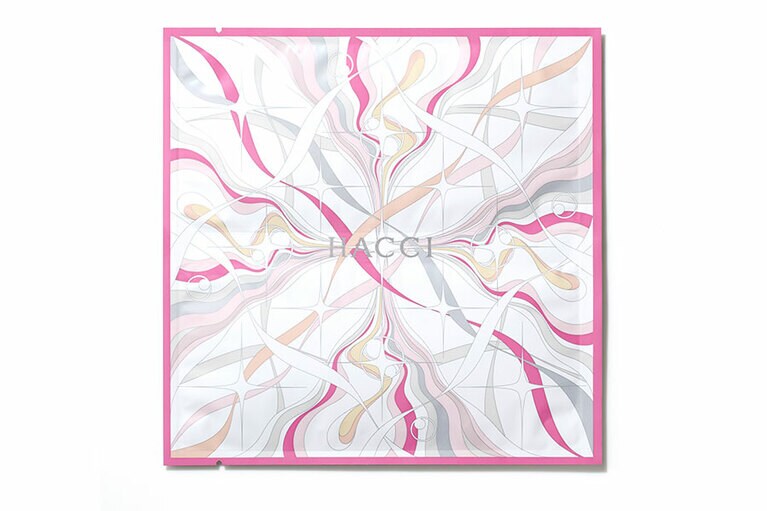 目元のゴーグルゾーンと、下半分に分かれたセパレートタイプ。「HACCI シートマスク」 1枚(上下セット 32mL)。