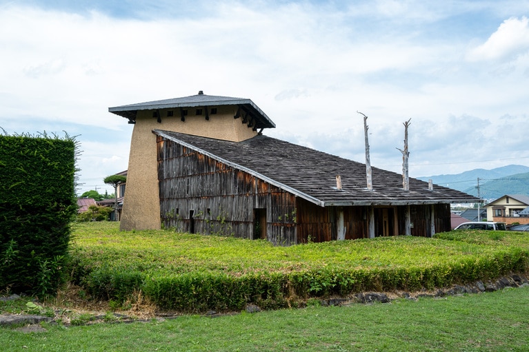 緑に囲まれた「神長官守矢史料館」。