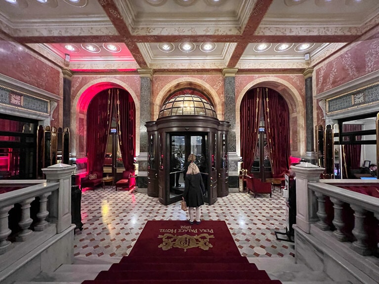 回転扉を抜けると、ロビーでは赤いじゅうたんが出迎えてくれる。