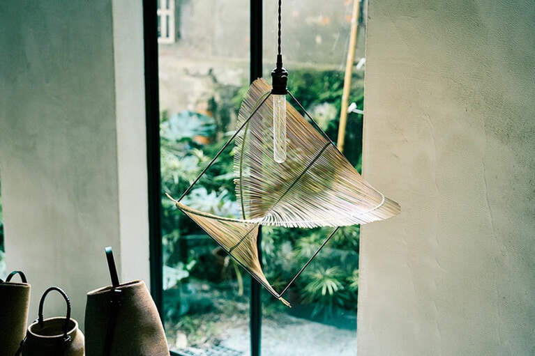 ランプシェードは大20,000元、小12,000元。輪傘草も流通量が少ないため、花蓮のアトリエで自ら栽培。