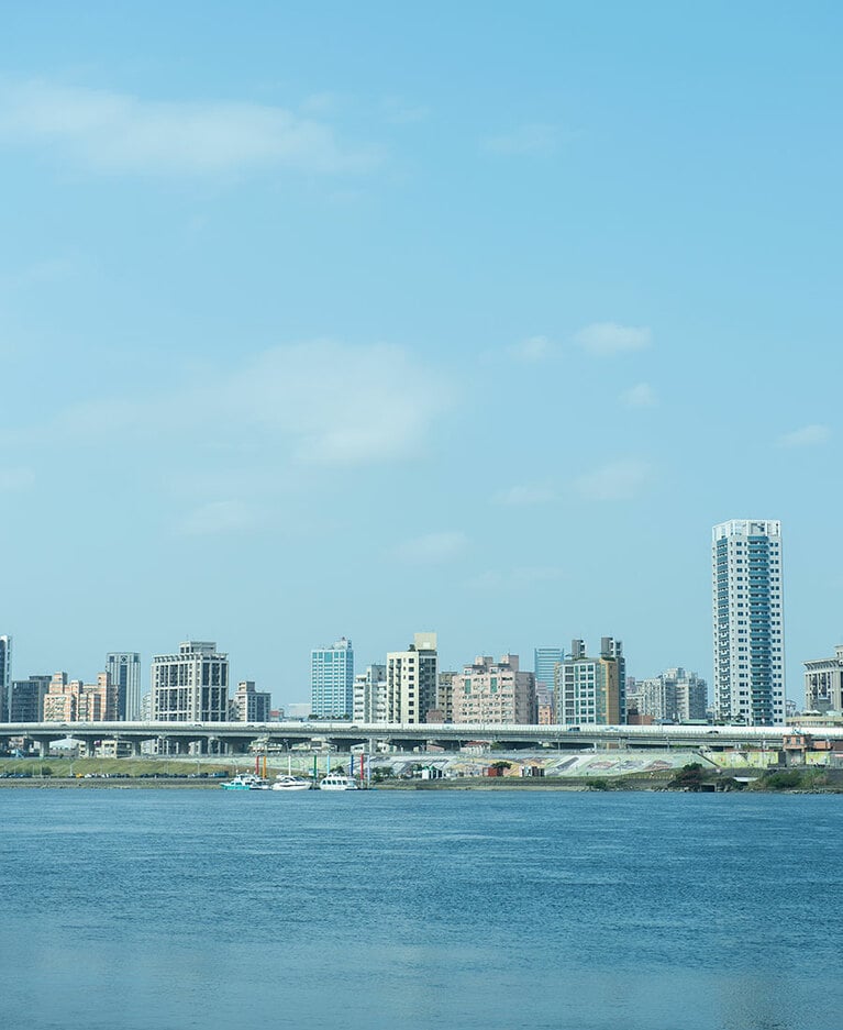 「PIER5 大稻埕碼頭河岸特區」からの眺め。淡水河をはさんで対岸に見えるのは新北市。