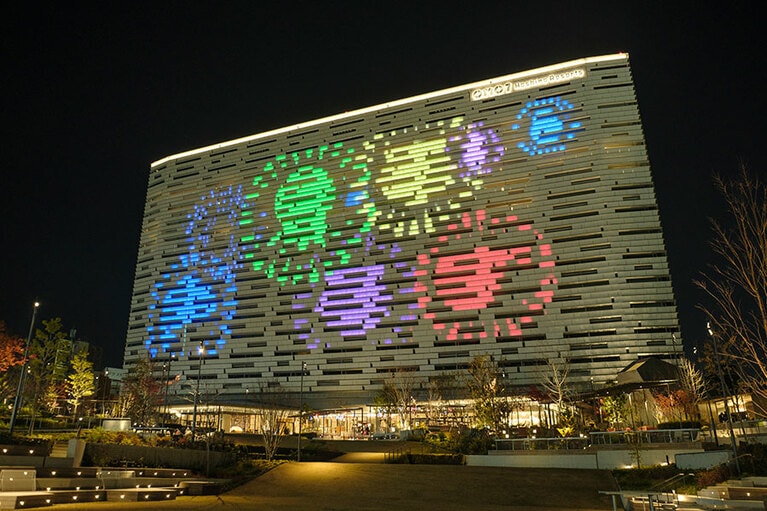 約13,000個のLED照明によるユニークな花火が打ち上がる「PIKAPIKA ファイアワークス」。花火のデザインが多彩で、「次は何かな？」と想像しながら見るのが楽しい！