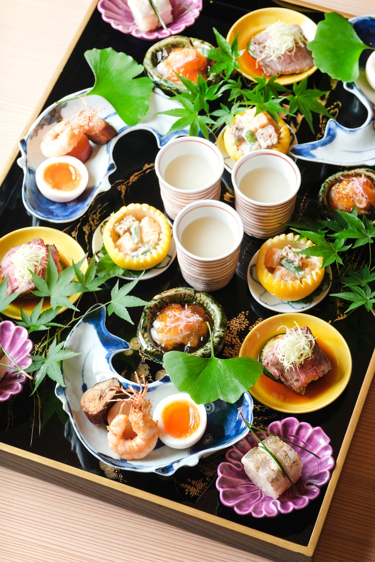 八寸は2～3人分を盛って華やかに。まるで絵画のような美しさに歓声が上がること間違いなし。