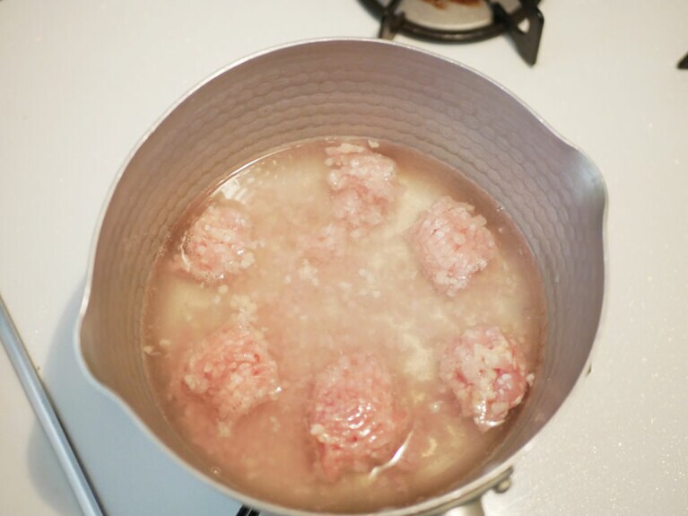 (2) 鶏ひき肉を箸で5～6等分に分ける。