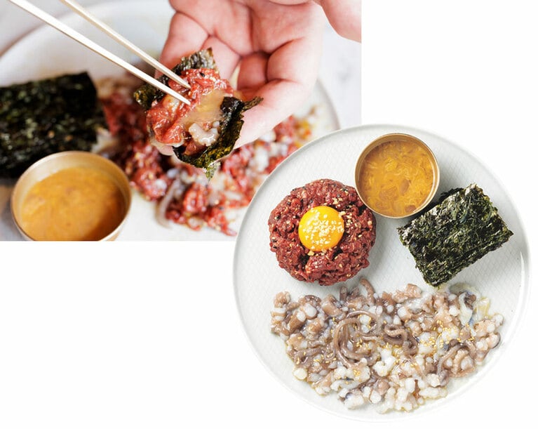 ユッケタンタンイ。生きたタコと牛肉のユッケ、卵黄をよく混ぜ、海苔で包んで食べる。W55,000。