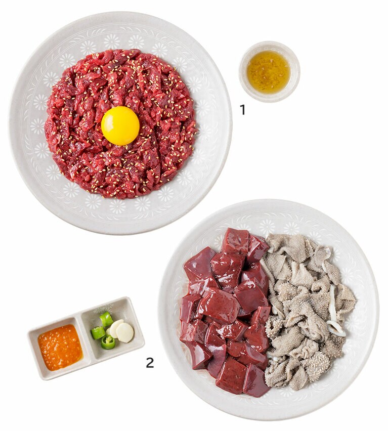 1：卵黄、細切りのリンゴをよく混ぜてゴマ油と塩で。W19,000。 
2：レバー・センマイ刺しは味噌、唐辛子と一緒に。W15,000。 
どちらも大根と牛筋のスープが付く。