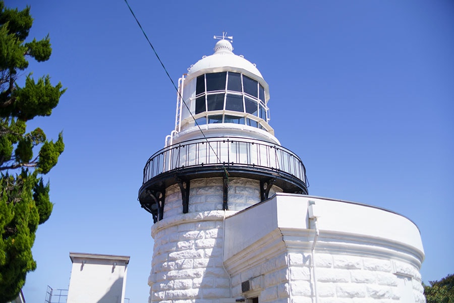明治時代の面影を残した石造りの美保関灯台。歴史的・文化的価値のある文化遺産として世界灯台百選にも選ばれた。