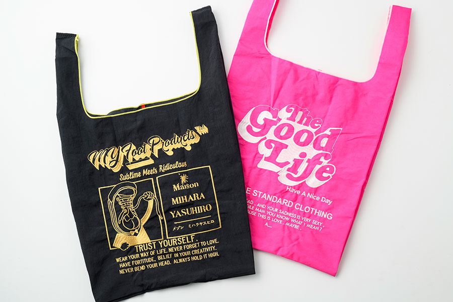 「ball & chain」のエコバッグ。左から：Maison MIHARA YASUHIRO 4,200円、DOUBLE STANDARD CLOTHING 3,000円。※価格は購入時のもの